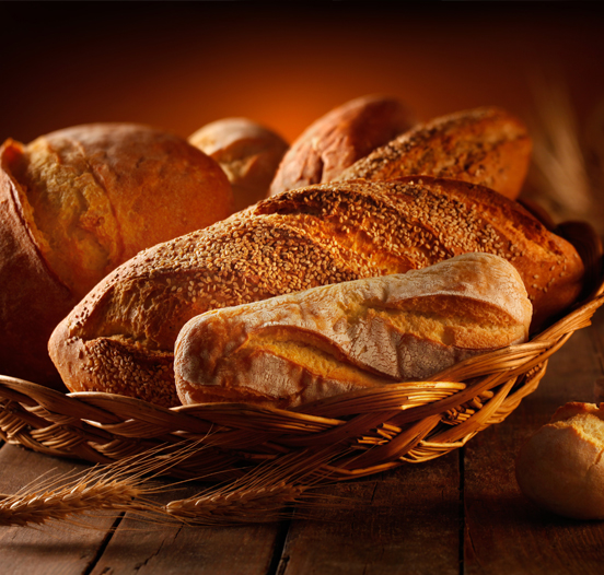 photo de pains aux céréales et baguettes